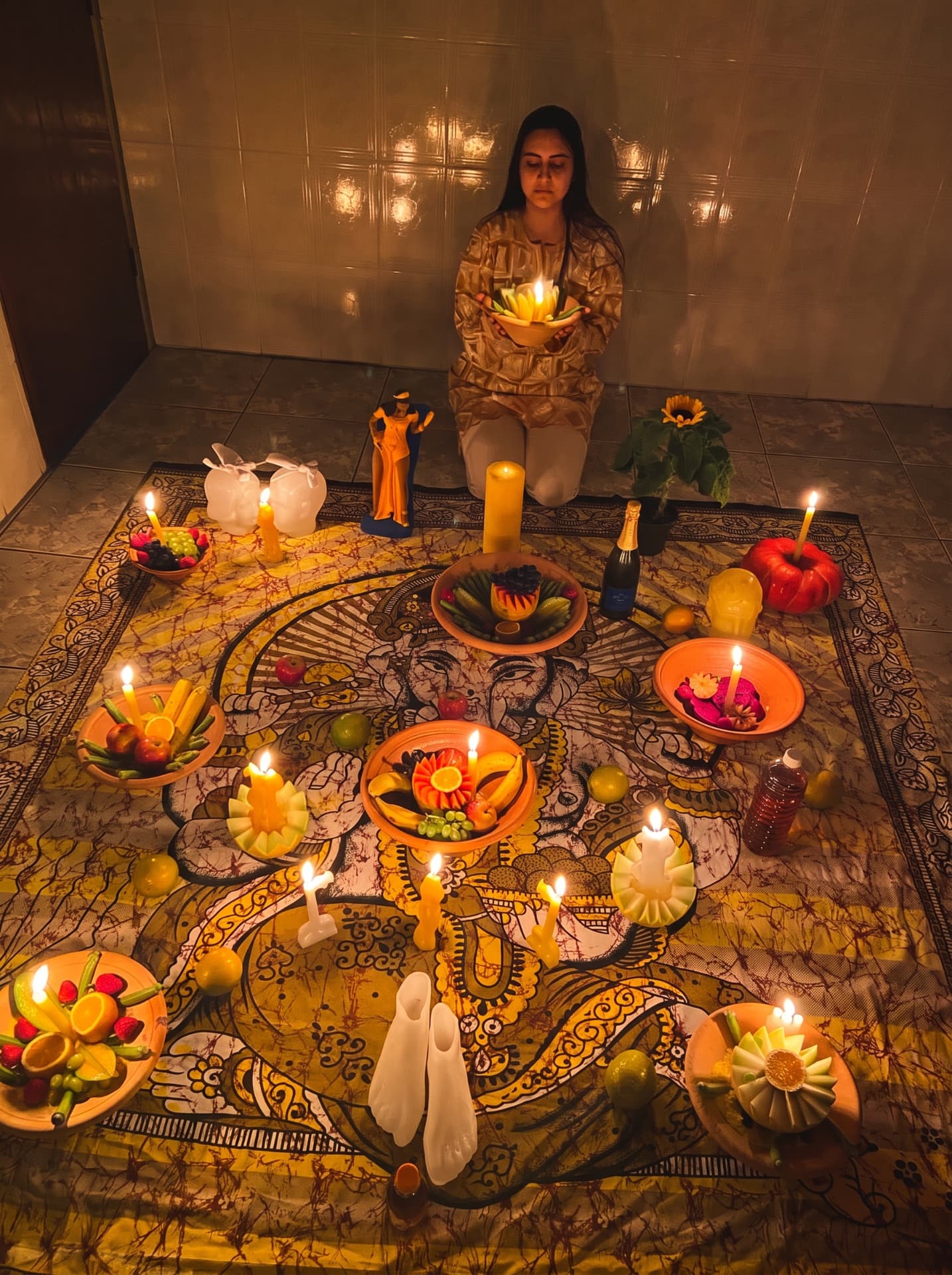 Registro real de um trabalho conduzido por Samira, com velas, oferendas e elementos do ritual