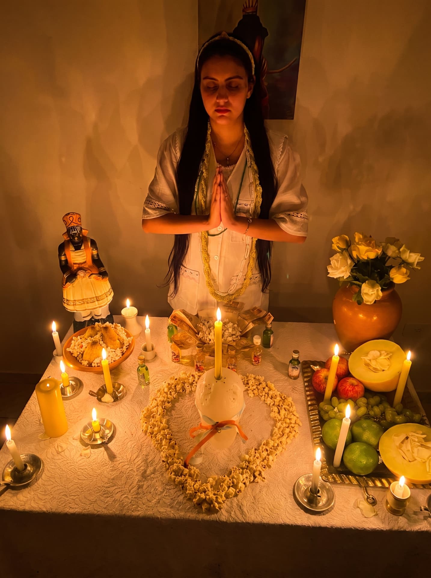 Registro real de um trabalho conduzido por Samira, com velas, oferendas e elementos do ritual