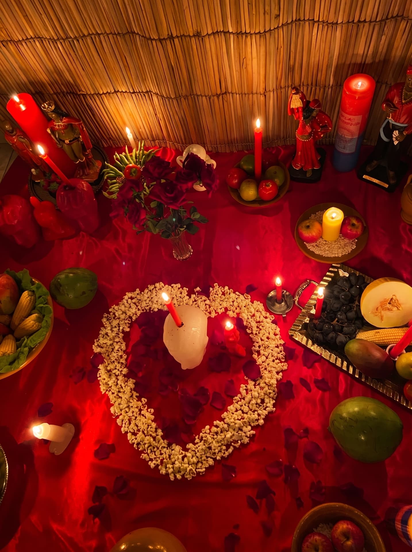 Registro real de um trabalho conduzido por Samira, com velas, oferendas e elementos do ritual