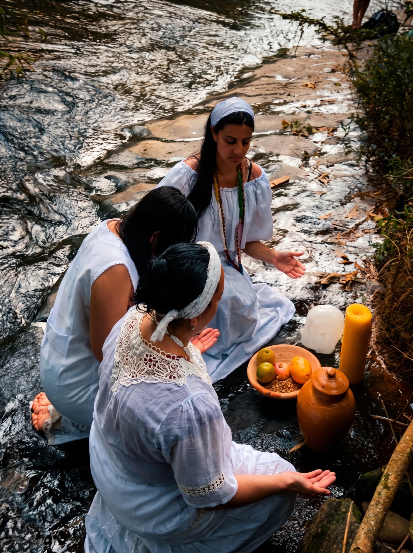 Registro real de um trabalho conduzido por Samira, com velas, oferendas e elementos do ritual