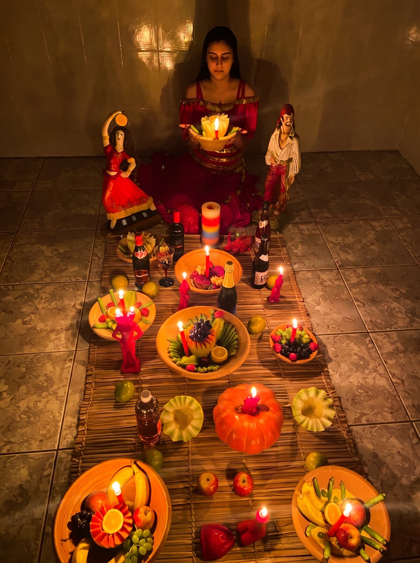Registro real de um trabalho conduzido por Samira, com velas, oferendas e elementos do ritual